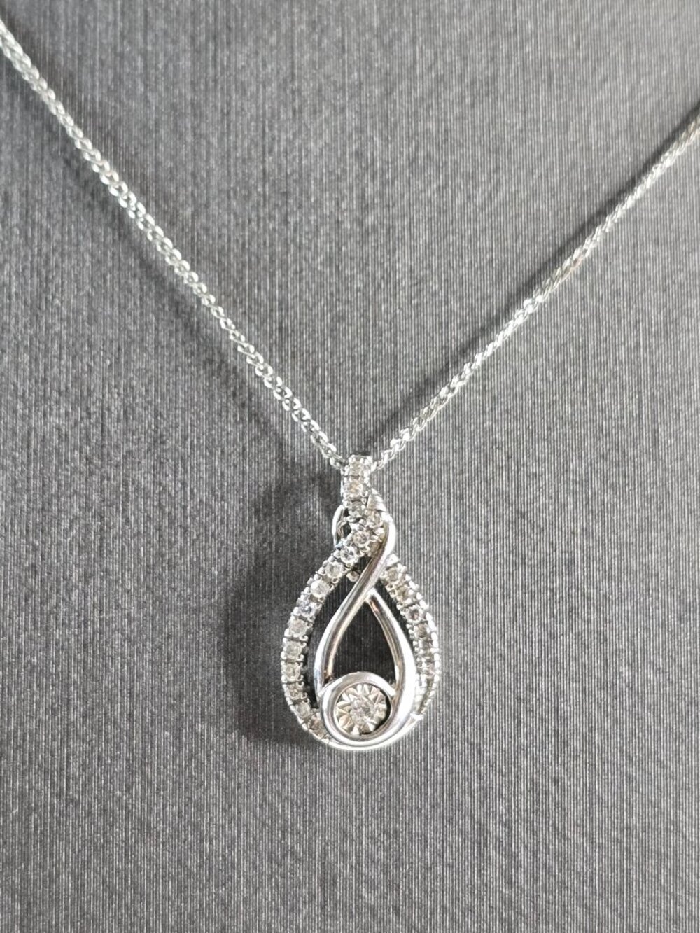 Womens Vintage Sterling Silver Diamond Tear Drop Pendant Necklace 2.6g E1937